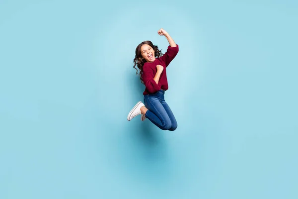 Longitud completa tamaño del cuerpo foto de alegre positivo preadolescente gritando con denim jersey borgoña saltando regocijo alegre aislado azul vivo color fondo —  Fotos de Stock