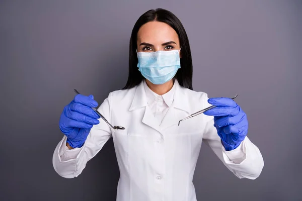 Retrato de la chica dentista experta confianza uso equipo médico estéril tienen procedimiento de estomatología quiere examinar paciente cavidad oral desgaste blanco abrigo uniforme aislado gris color fondo — Foto de Stock