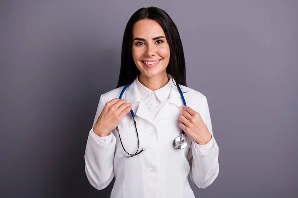 Nahaufnahme Porträt von ihr sie schön attraktiv freundlich freundlich freundlich brünett Mädchen Berater Apotheke qualifizierte Experten Medikamentenhilfe Hilfe isoliert auf grauen Pastellfarben Hintergrund — Stockfoto