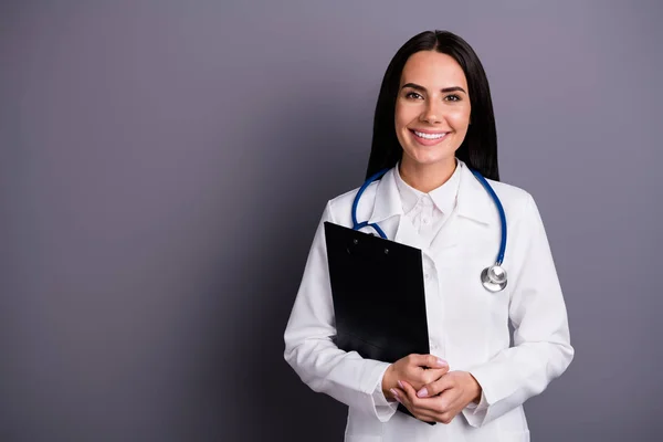 Retrato dela ela agradável atraente encantador encantador muito inteligente inteligente alegre menina morena boticário primeiros socorros chamada de emergência isolado em cinza violeta roxo fundo cor pastel — Fotografia de Stock