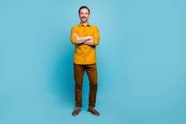 Full length photo of confident cool executive manager have work day cross his hands wear casual style clothes isolated over blue color background — Stock Photo, Image