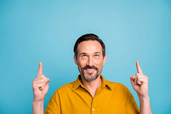 Retrato de confianza promotor positivo hombre punto dedo copyspace indican publicidad directa promoción desgaste casual estilo traje aislado sobre fondo de color azul — Foto de Stock