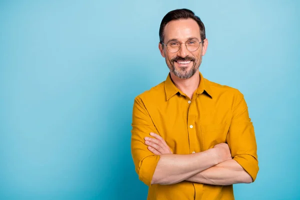 Retrato de encantador hombre maduro verdadero jefe sentir contenido emociones desgaste camisa amarilla aislada sobre fondo de color azul —  Fotos de Stock