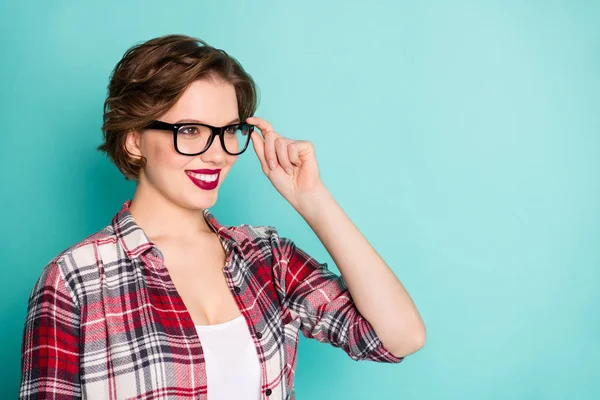 Retrato de encantadora encantadora chica siente que ella toque experto sus gafas usan ropa de estilo casual aislada sobre fondo de color verde —  Fotos de Stock