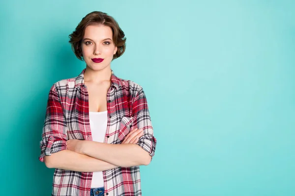 Ritratto di serio splendido lavoro esperto ragazza lavoratore mani incrociate pronto a scegliere la scelta decidere soluzione decisionale indossare vestiti alla moda isolato su sfondo color verde acqua — Foto Stock