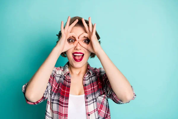 Cerca de la foto de la chica adolescente divertida loca hacer prismáticos ver espía compañeros gritar disfrutar regocijarse emociones usar ropa elegante aislado sobre fondo de color pastel —  Fotos de Stock