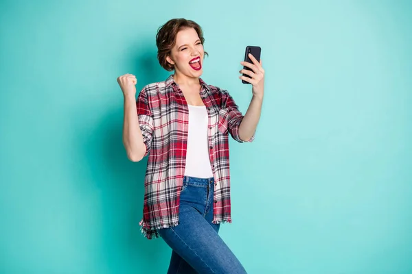 Портрет божевільної екстатичної дівчини користувач соціальних мереж використовує мобільний телефон виграти онлайн-лотерею підняти кулаки крик так носити джинсові джинси ізольовані на кольоровому фоні — стокове фото