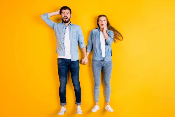 Vista superior por encima de alto ángulo plano de la mentira flatlay longitud completa tamaño del cuerpo concepto de asombrado hermoso guapo personas sosteniendo las manos aisladas en brillante brillo vivo vibrante color amarillo fondo — Foto de Stock