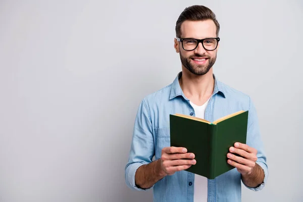 Foto von lustigen gutaussehenden Kerl mit grünem Buch Lieblings-Business-Motivation positive Emotionen tragen Spezifikationen lässig Jeans Kleidung isoliert graue Farbe Hintergrund — Stockfoto