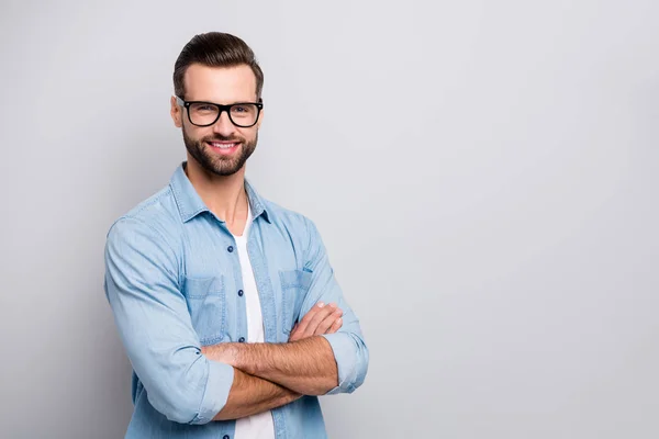 Foto de hombre de negocios macho joven corporativo reunión jefe manos cruzadas persona segura de sí mismo sonriendo socios usar especificaciones traje de mezclilla casual aislado fondo de color gris —  Fotos de Stock