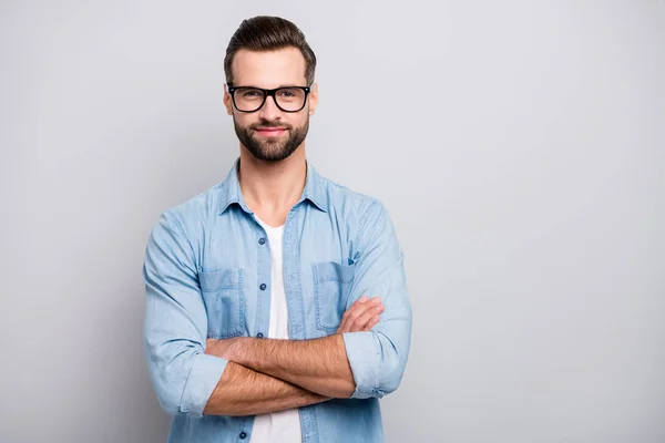 Foto de chico de negocios positivo jefe joven manos cruzadas persona segura de sí mismo amigable sonriente compañeros de trabajo usan especificaciones traje de mezclilla casual aislado fondo de color gris —  Fotos de Stock