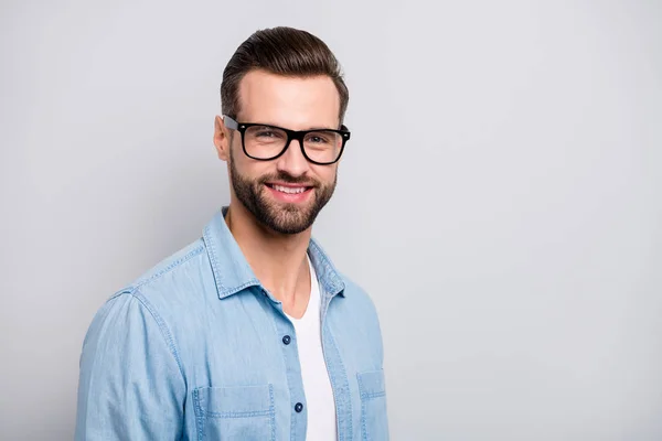 Närbild foto av fantastiska macho kille vänliga leende kollegor partners unga främjas chief wear specs casual denim outfit isolerad grå färg bakgrund — Stockfoto