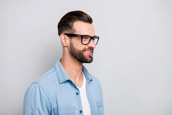 Nahaufnahme Foto von erstaunlichen Macho Kerl freundlich lächelnd suchen leeren Raum junge gefördert Chef tragen Spezifikationen lässig Jeans-Outfit isoliert graue Farbe Hintergrund — Stockfoto