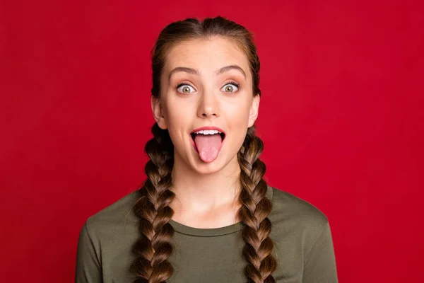 Nahaufnahme Foto von hübschen Teenager-Modell Dame spielt mit Klassenkameraden stecken Zunge aus Mund tragen lässige Pullover isoliert rote Farbe Hintergrund — Stockfoto