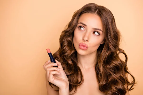 Cerca de la foto de la encantadora chica mantenga pomada tratar de comprobar nuevos labios palo efecto mate aislado sobre fondo de color pastel — Foto de Stock