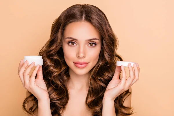 Nahaufnahme Foto von wunderschönen Dame halten Hand mit Glas Lotion wollen Schönheitsbehandlung anwenden, um die Haut glatt isoliert über beige Farbhintergrund — Stockfoto