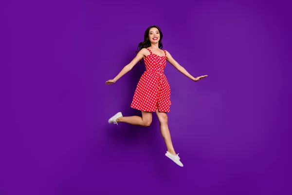 In voller Länge Körpergröße Ansicht ihrer sie schön attraktiv schön fröhlich fröhlich wellig behaarte Mädchen springen Spaß beim Spaziergang isoliert auf hellem lebendigen Glanz lebendigen lila violetten Hintergrund — Stockfoto
