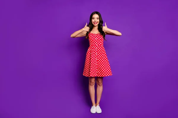 Longitud completa vista del tamaño del cuerpo de ella ella agradable atractivo bastante alegre alegre alegre chica de pelo ondulado mostrando dos pulgar doble aislado en brillante brillo vivo vibrante lila violeta fondo —  Fotos de Stock