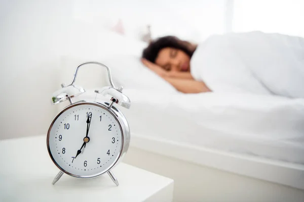 Perfil foto de pele escura senhora deitado dormindo cama branco lençóis cobertor roupas calma certeza de metal despertador vai tocar em sever oclock manhã trabalho desgaste pijama quarto dentro de casa — Fotografia de Stock