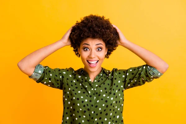 Portrét legrační funky afro americká dívka slyšet nádherné smlouvat novinka dojem křik wow ogm dotek ruce vlasy oblečení stylové oblečení izolované přes světlé barevné pozadí — Stock fotografie