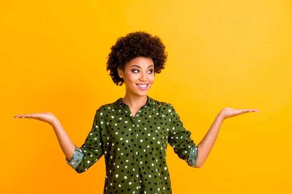 ポジティブな陽気なアフロアメリカの女の子ホールド手を見ての肖像は、広告プロモーションを決定したい販売割引をお勧めします輝きの色の背景に隔離スタイリッシュなトレンディーな服を着用 — ストック写真