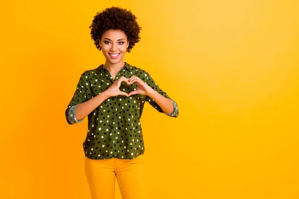 陽気で明るいアフロ系アメリカ人の女の子の肖像画は指で心を作る彼女の愛のシンボルを示しています14 2月の愛情の休日は、スタイリッシュな衣装を身に着けています孤立明るい色の背景 — ストック写真
