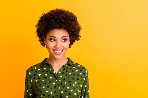 Foto de piel oscura bastante divertida dama ondulada dentadura sonriendo buen humor persona tranquila buscando lado espacio vacío desgaste verde camisa punteada blusa aislado color amarillo fondo — Foto de Stock