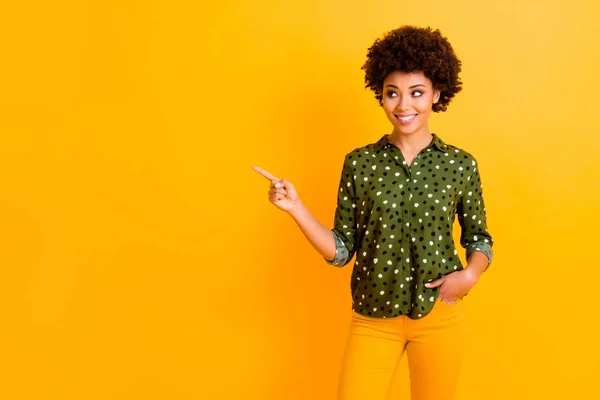 スタイリッシュな肯定的なアフリカ系アメリカ人の女の子のプロモーターポイント指数の指のコピースペースの肖像広告は、輝く色の背景に隔離されたセレクト販売プロモーションの服を着用示唆している — ストック写真