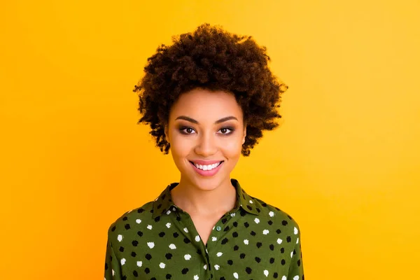 Φωτογραφία από αρκετά σκούρο δέρμα κυματιστό κυρία toothy ακτινοβολούν χαμογελώντας θετικά καλή διάθεση εύκολο πρόσωπο φορούν πράσινο διάστικτη μπλούζα πουκάμισο απομονωμένο κίτρινο χρώμα φόντο — Φωτογραφία Αρχείου