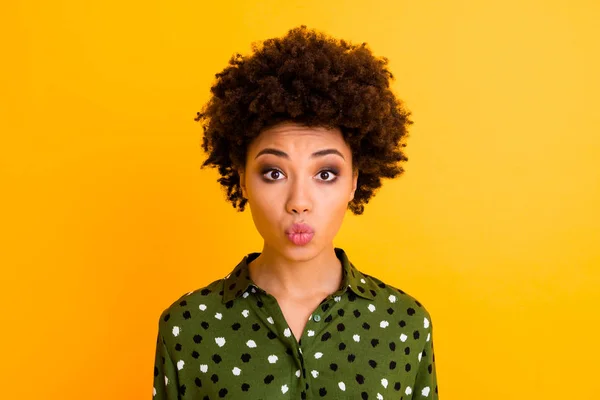 Tutup foto cantik afro american gadis lucu mengirim ciuman udara terlihat baik memakai pakaian kasual terisolasi atas warna latar belakang yang bersemangat — Stok Foto