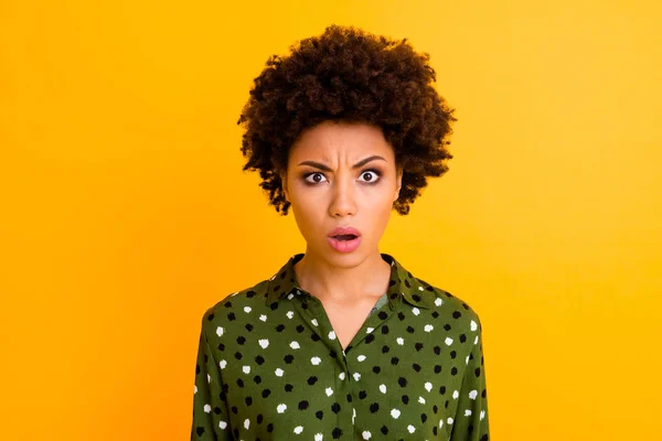 Aldrig i livet. Förbluffad afro amerikansk flicka utseende höra otrolig nyhet tror inte skrika bära snygga kläder isolerad över levande färg bakgrund — Stockfoto
