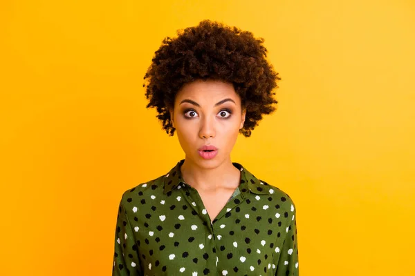 Közelkép fotó megdöbbent afro amerikai lány hallani hihetetlen újdonság néz ki jó sikoly kopás stílusos modern ruházat elszigetelt élénk szín háttér — Stock Fotó