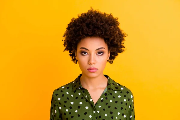 Zamknij zdjęcie skupiony nowoczesny afro amerykańska dziewczyna dobrze wyglądać gotowy zdecydować nosić stylowy strój odizolowany na żywe tło kolor — Zdjęcie stockowe