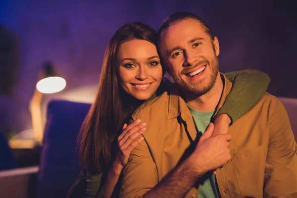 Close-up portrait of his he her she nice attractive lovely cheerful cheery sweet spouses sitting on divan spending holiday embracing at home house apartment indoors — Stock Photo, Image