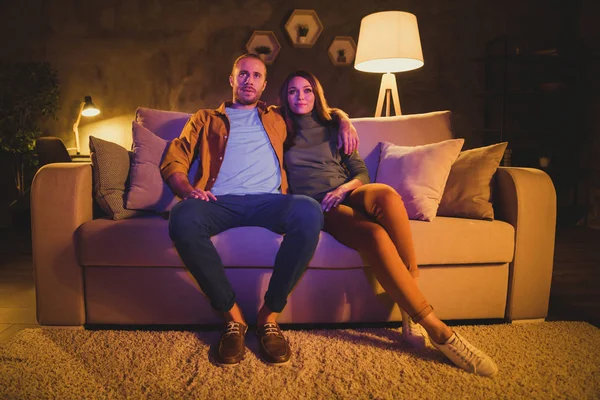 Porträtt av hans han henne hon trevlig attraktiv härlig fridfullt par sitter på divan tittar på TV-show vilar hemma lägenhet vardagsrum inomhus — Stockfoto