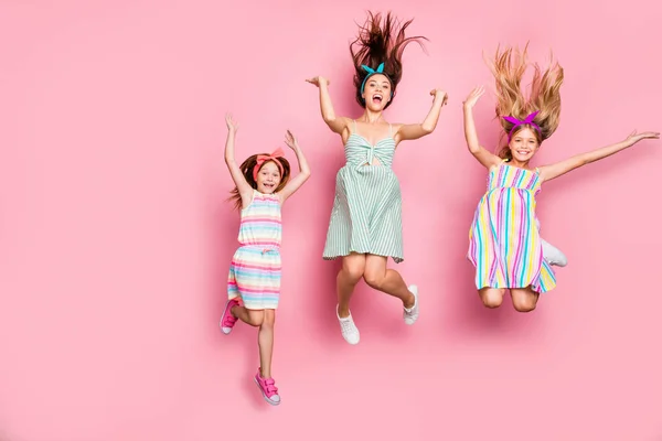 Foto de tamaño completo de señoras alegres saltando gritando usando vestido falda aislada sobre fondo rosa — Foto de Stock