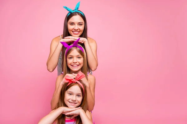 Fechar foto de bonitos lades com headbands de pé em pilha isolada sobre fundo rosa — Fotografia de Stock