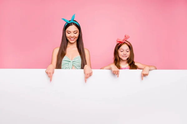 Retrato de mulher curiosa com seu colegial tendo morena vermelho longo penteado mostrar com indicador dedo anúncios desgaste brilhante headbands isolado sobre fundo rosa — Fotografia de Stock