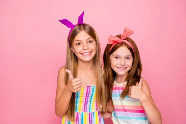 De cerca foto de los niños encantadores abrazo abrazo mostrando pulgar hacia arriba usando diademas brillantes falda vestido aislado sobre fondo rosa —  Fotos de Stock