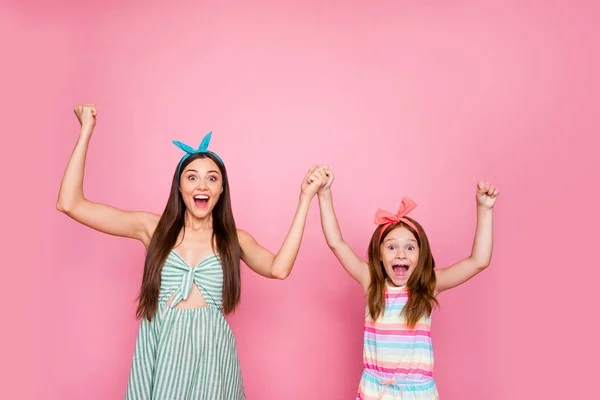 Retrato de meninas impressionadas levantando os punhos mãos gritando wow omg vestindo headbands estilo de vida saia vestido isolado sobre fundo rosa — Fotografia de Stock