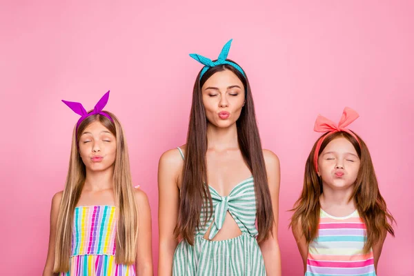 Retrato de senhoras encantadoras enviando beijos de ar com data vestindo vestidos brilhantes saia headband isolado sobre fundo rosa — Fotografia de Stock