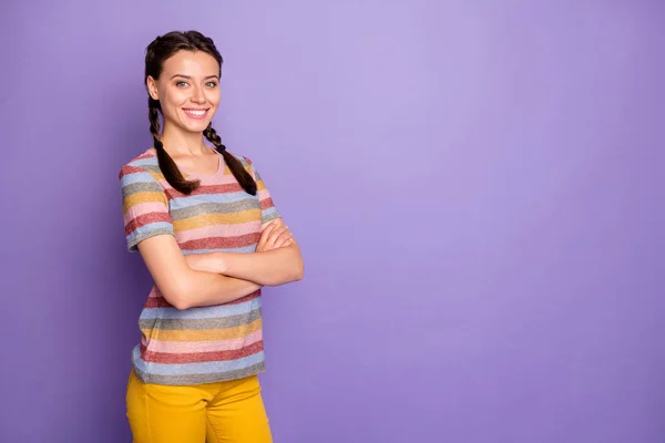 Foto de perfil de la bella dama sosteniendo brazos cruzados persona responsable toothy sonriente desgaste casual rayas camiseta pantalones amarillos aislados pastel color púrpura fondo —  Fotos de Stock