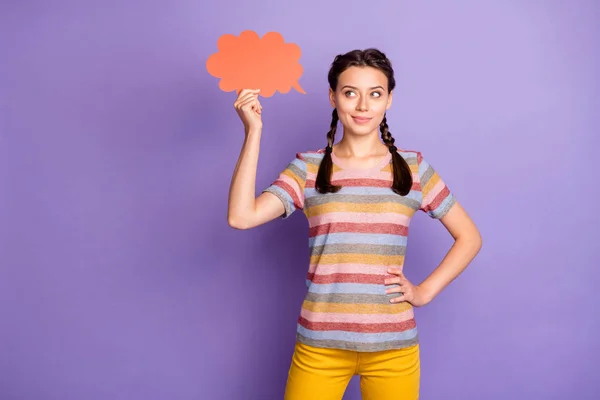 Foto de bela senhora segurando grande nuvem da mente vermelha lendo banner texto criativo palavras desgaste casual listrado t-shirt amarelo calças isoladas cor roxa fundo — Fotografia de Stock