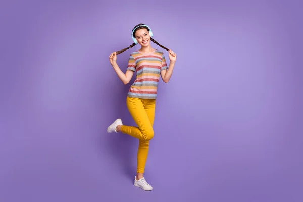 ポジティブな可愛い10代の少女音楽愛好家のフルボディ写真春の自由な時間をお楽しみくださいラジオの音の曲は、ストライプのTシャツのスニーカー孤立紫色の背景を身に着けている — ストック写真