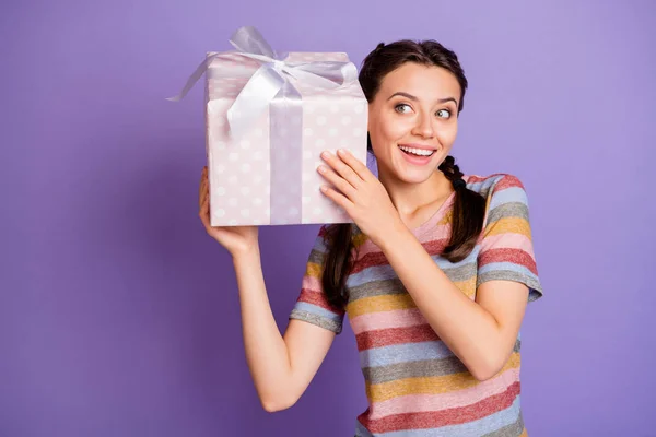 Retrato de inspirada menina adolescente comemorar 14-fevereiro 8-março obter grande pontilhado pacote de sonho caixa de presente agitar desgaste casual estilo roupas isoladas sobre cor roxa fundo — Fotografia de Stock