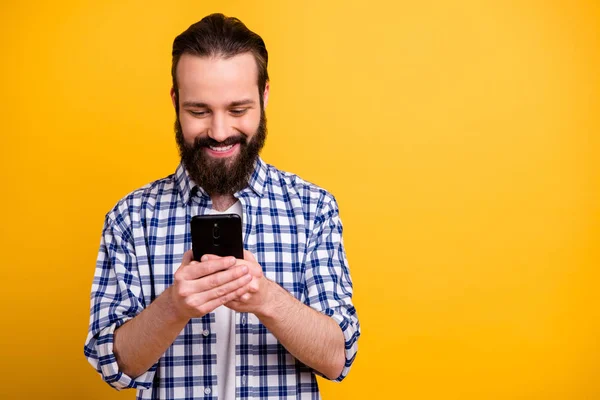 Gros plan portrait de son il agréable joyeux joyeux gai concentré gars barbu portant chemise à carreaux bavarder avec petite amie isolée sur brillant vif fond de couleur jaune vif — Photo