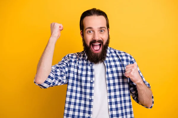 Primo piano ritratto della sua bella attraente funky allegro ragazzo barbuto allegro indossa camicia a quadretti che celebra la vittoria isolato su brillante brillantezza vivace colore giallo sfondo — Foto Stock