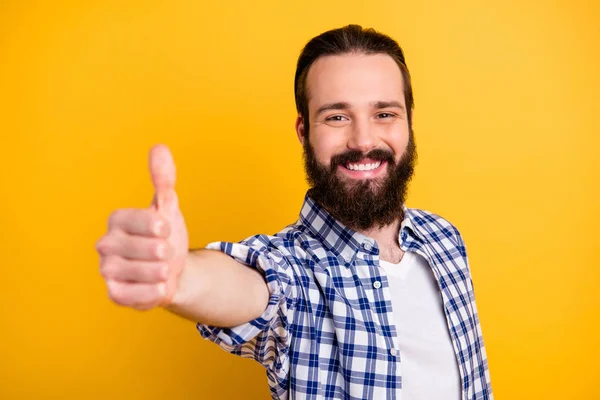 Primo piano ritratto della sua bella attraente allegro ragazzo barbuto allegro in camicia a quadretti che mostra dando thumbup migliore soluzione isolata su brillante brillantezza vivace colore giallo sfondo — Foto Stock