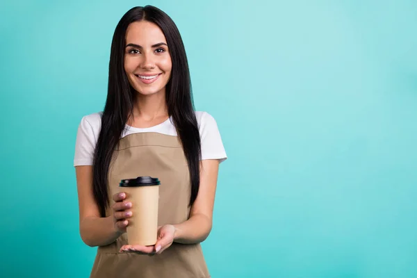 Phot oof bonito encantador alegre bonito bonita mulher segurando papel descartável xícara de chá dando-lhe isolado teal cor vibrante fundo — Fotografia de Stock