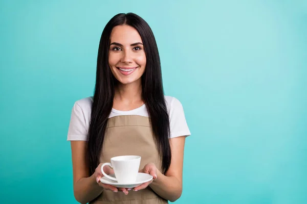 Foto de alegre positivo lindo bastante agradable barista que le da taza ordenada de té cerca de espacio vacío aislado color vivo fondo —  Fotos de Stock